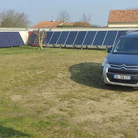 Gite De La Croix Blanche Montamisé Exteriör bild